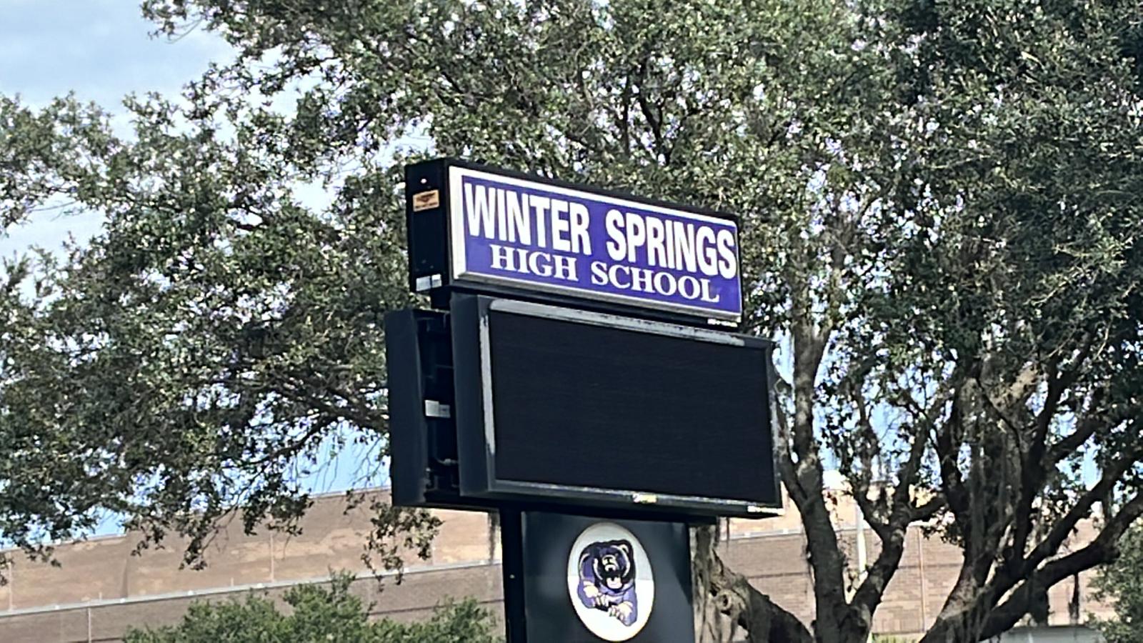 Fuerte sonido causa pánico y cierre de la escuela Winter Springs High